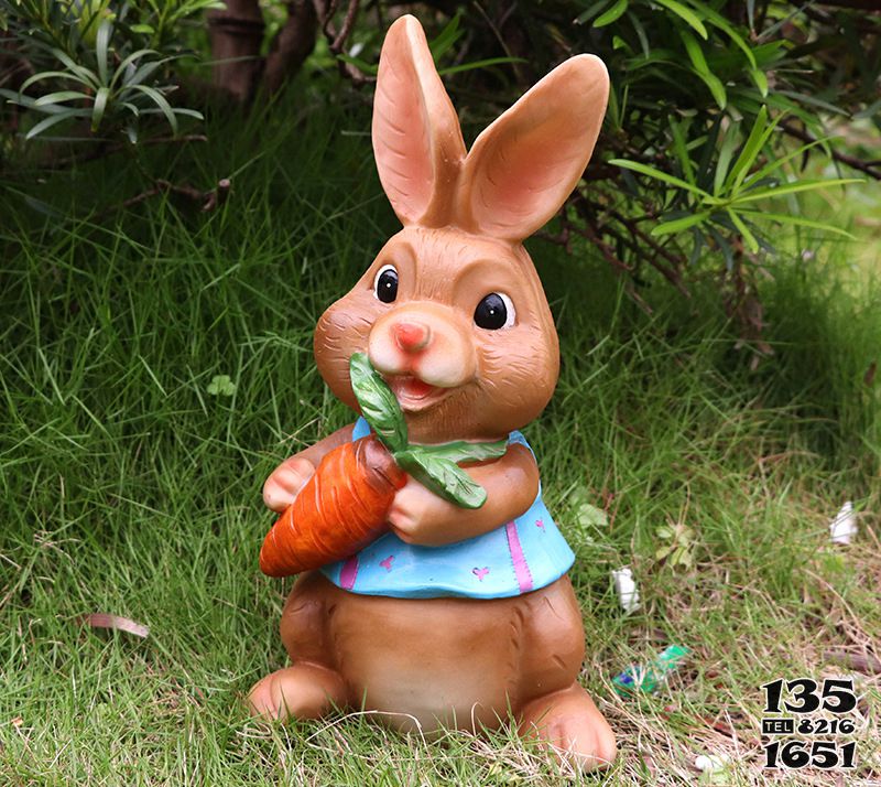 兔子雕塑-幼兒園一只拿胡蘿卜的卡通兔子雕塑 兔子雕塑-幼兒園一只拿胡蘿卜的卡通兔子雕塑高清圖片