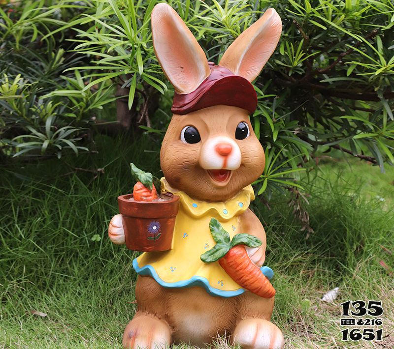 兔子雕塑-幼兒園中一只拿蘿卜的玻璃鋼兔子雕塑 兔子雕塑-幼兒園中一只拿蘿卜的玻璃鋼兔子雕塑高清圖片