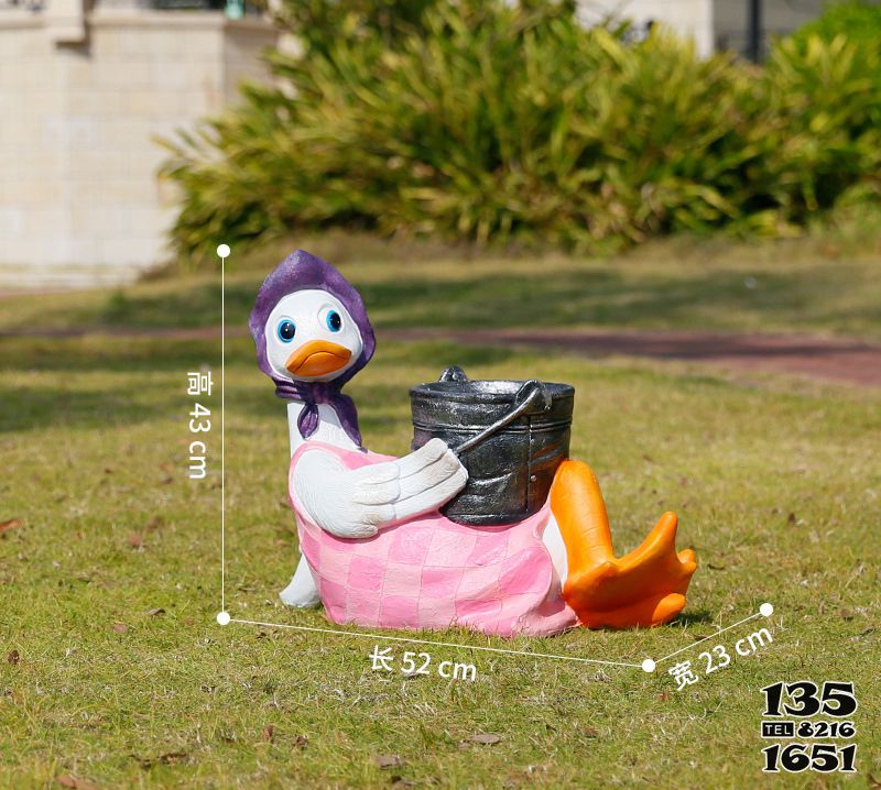 鴨子雕塑-躺在草地上休息的玻璃鋼彩繪鴨子雕塑 鴨子雕塑-躺在草地上休息的玻璃鋼彩繪鴨子雕塑高清圖片