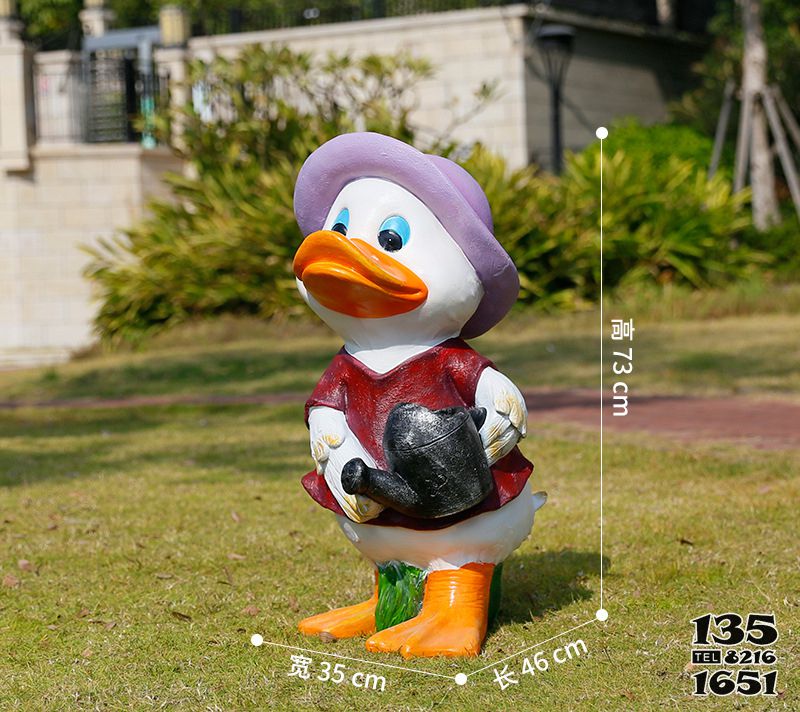鴨子雕塑-草坪上手拿水壺的玻璃鋼卡通鴨子雕塑 鴨子雕塑-草坪上手拿水壺的玻璃鋼卡通鴨子雕塑高清圖片
