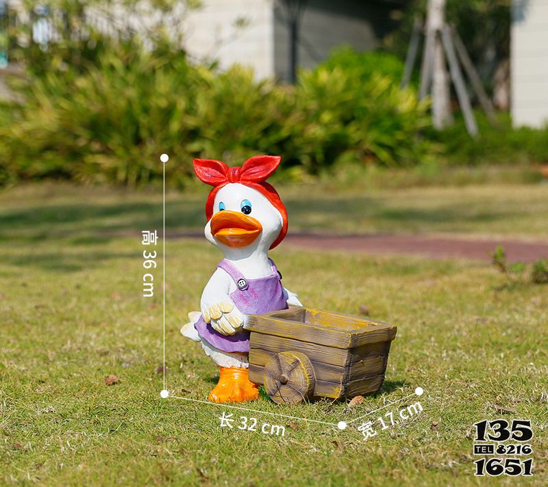 鴨子雕塑-在草地上推車的玻璃鋼彩繪鴨子雕塑 鴨子雕塑-在草地上推車的玻璃鋼彩繪鴨子雕塑高清圖片