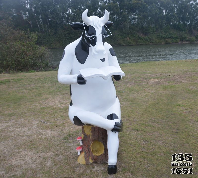 牛雕塑-公園中一只坐著看書的玻璃鋼牛雕塑 牛雕塑-公園中一只坐著看書的玻璃鋼牛雕塑高清圖片