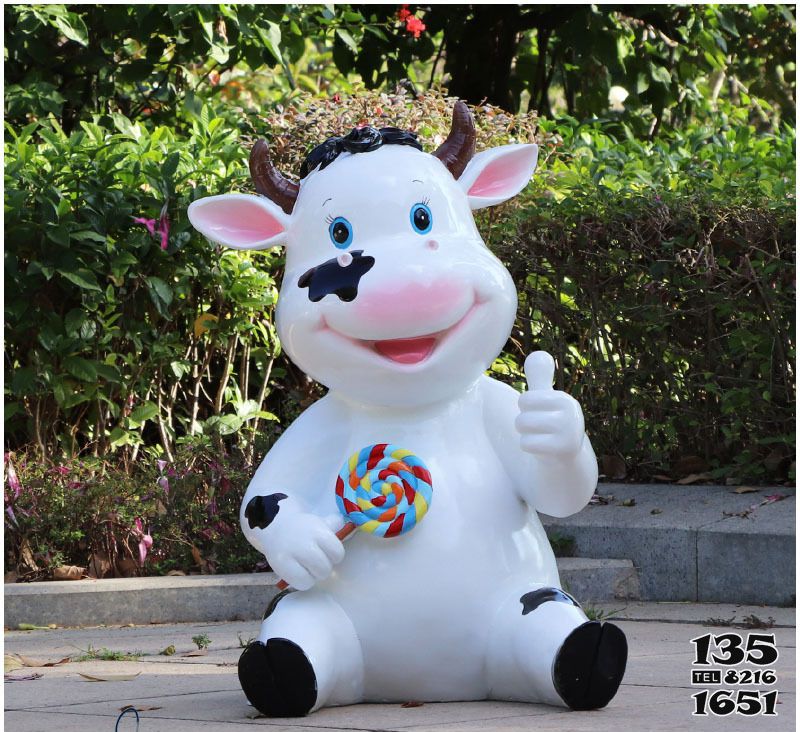 牛雕塑-幼兒園一只拿棒棒糖的玻璃鋼卡通牛雕塑 牛雕塑-幼兒園一只拿棒棒糖的玻璃鋼卡通牛雕塑高清圖片