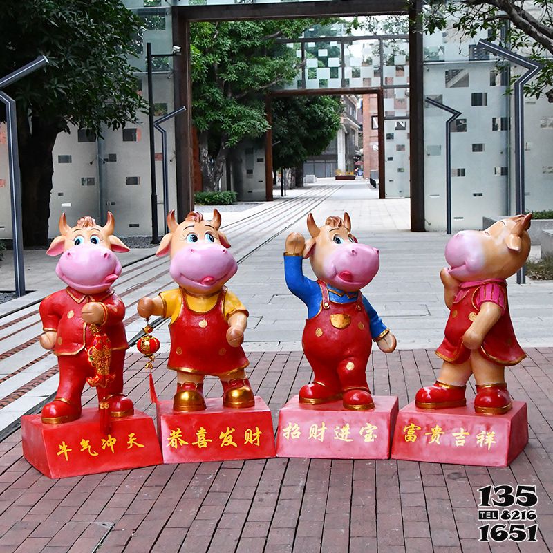 牛雕塑-商場擺放四個喜慶招財的玻璃鋼牛雕塑高清圖片