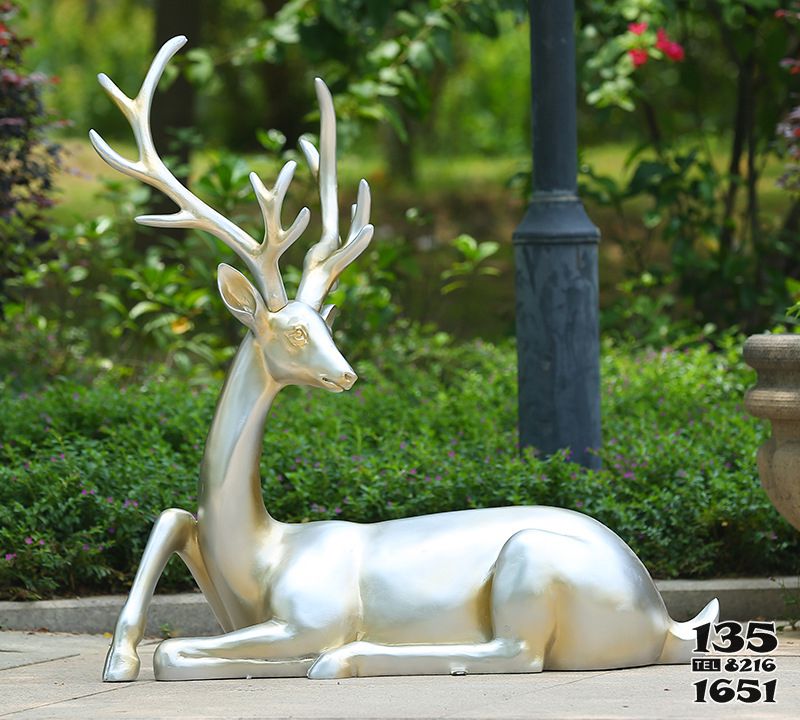 鹿雕塑-公園一只臥著的不銹鋼鹿雕塑 鹿雕塑-公園一只臥著的不銹鋼鹿雕塑高清圖片