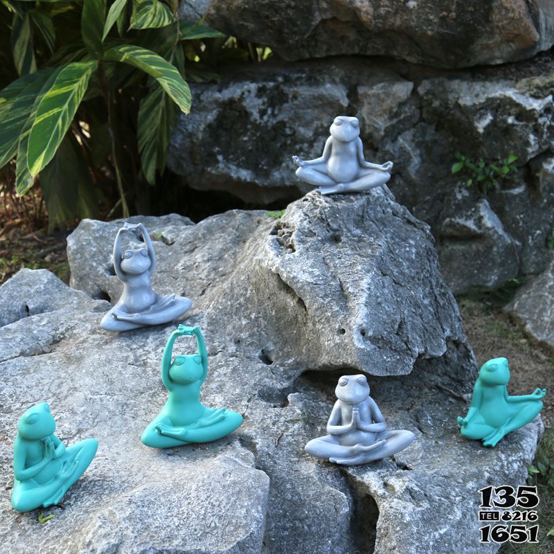 青蛙雕塑-草坪一群不銹鋼坐立的青蛙雕塑 青蛙雕塑-草坪一群不銹鋼坐立的青蛙雕塑高清圖片