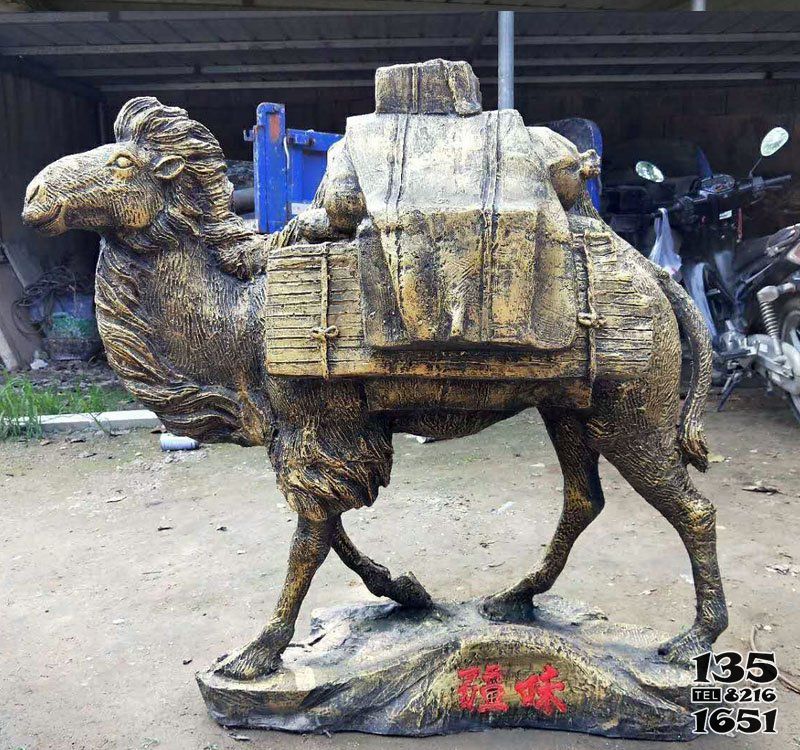 駱駝雕塑-公園街道邊擺放的背著行李行走的玻璃鋼創意駱駝雕塑 駱駝雕塑-公園街道邊擺放的背著行李行走的玻璃鋼創意駱駝雕塑高清圖片