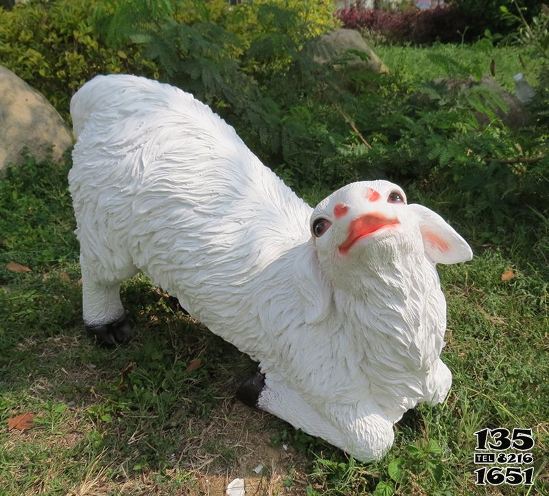 綿羊雕塑-草地上一只仰頭的玻璃鋼仿真綿羊雕塑 綿羊雕塑-草地上一只仰頭的玻璃鋼仿真綿羊雕塑高清圖片