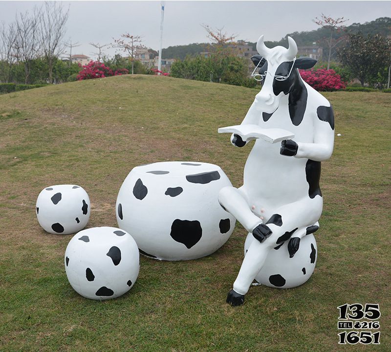 牛雕塑-公園一個桌子三個凳子一頭牛玻璃鋼牛雕塑 牛雕塑-公園一個桌子三個凳子一頭牛玻璃鋼牛雕塑高清圖片