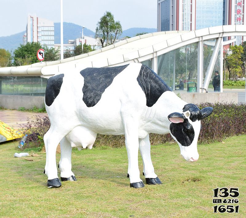 牛雕塑-城市街道一只大號(hào)低頭的玻璃鋼牛雕塑 牛雕塑-城市街道一只大號(hào)低頭的玻璃鋼牛雕塑高清圖片