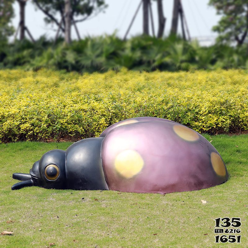 瓢蟲(chóng)雕塑-公園里擺放的一只紫色的玻璃鋼噴漆瓢蟲(chóng)雕塑 瓢蟲(chóng)雕塑-公園里擺放的一只紫色的玻璃鋼噴漆瓢蟲(chóng)雕塑高清圖片