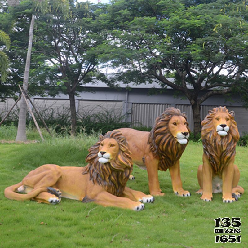 獅子雕塑-戶外草坪玻璃鋼卡通彩繪獅子雕塑高清圖片