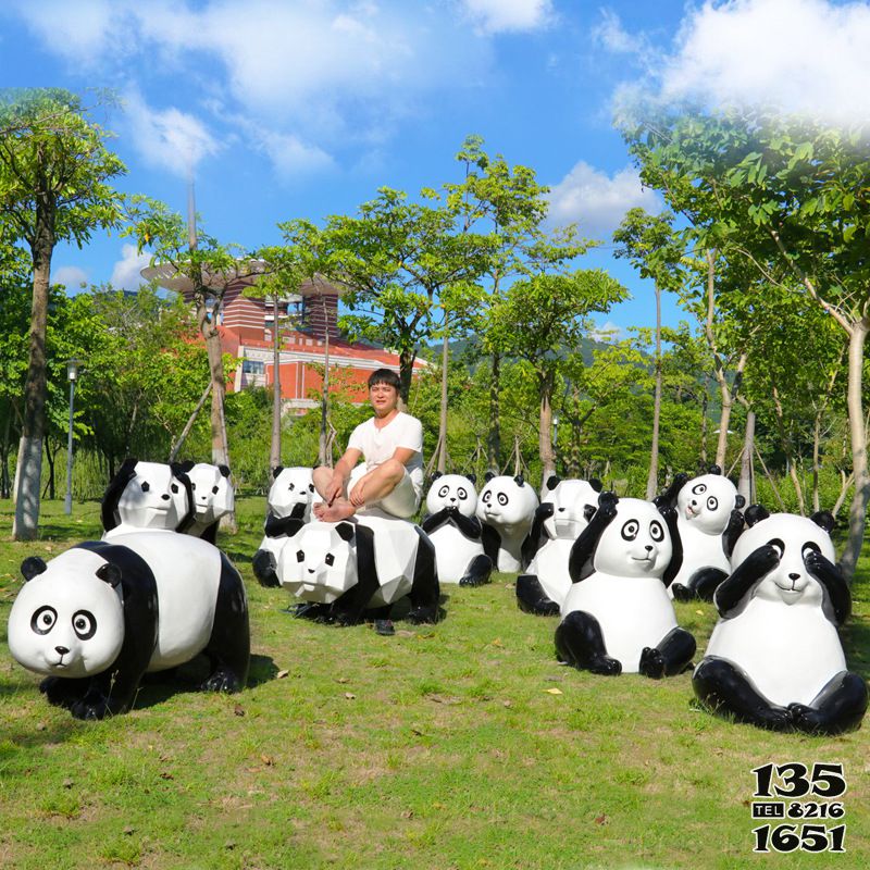 熊貓雕塑-公園草坪一群搞怪玻璃鋼熊貓雕塑 熊貓雕塑-公園草坪一群搞怪玻璃鋼熊貓雕塑高清圖片