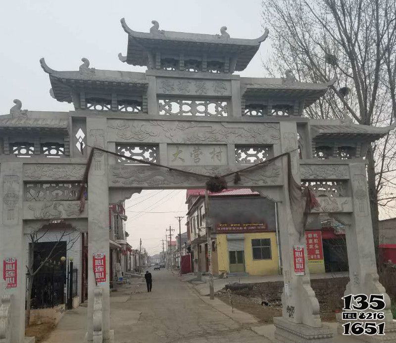 牌坊雕塑-村莊道路口擺放三門五樓石牌樓 牌坊雕塑-村莊道路口擺放三門五樓石牌樓高清圖片