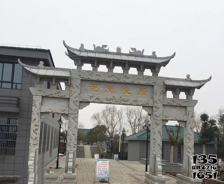 牌坊雕塑-陵園青石浮雕三門牌樓石雕 牌坊雕塑-陵園青石浮雕三門牌樓石雕高清圖片