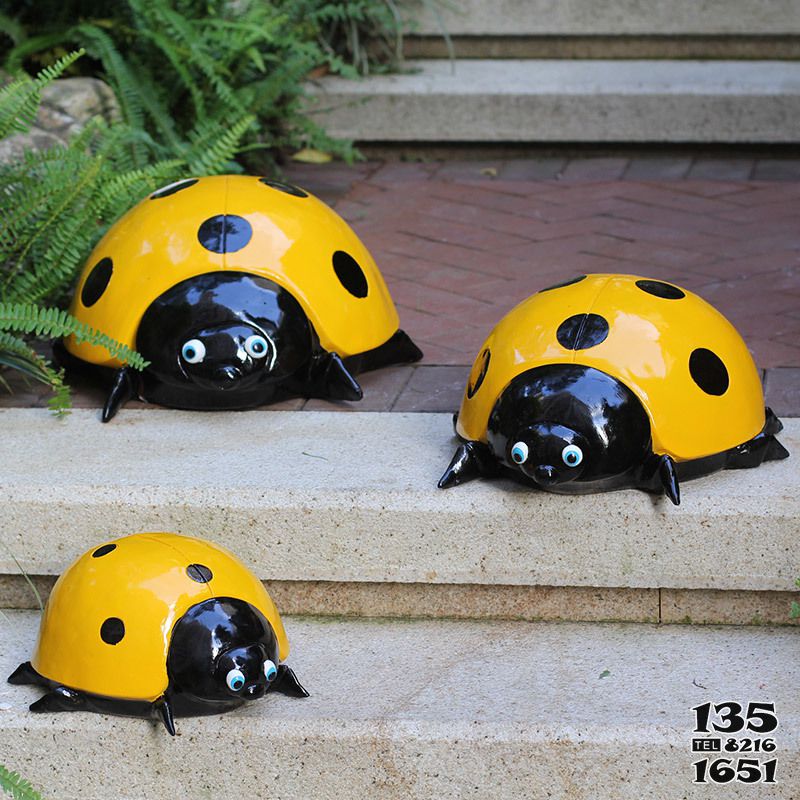 瓢蟲雕塑-公園里擺放的三只黃色的玻璃鋼彩繪瓢蟲雕塑 瓢蟲雕塑-公園里擺放的三只黃色的玻璃鋼彩繪瓢蟲雕塑高清圖片