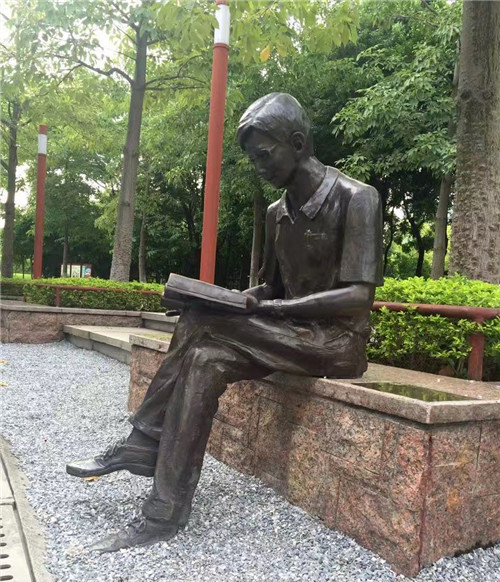 人物雕塑-現代廣場擺放坐姿看書人物玻璃鋼仿銅雕塑 人物雕塑-現代廣場擺放坐姿看書人物玻璃鋼仿銅雕塑高清圖片