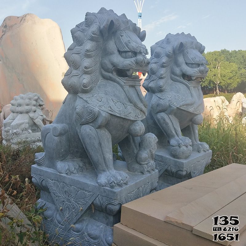 獅子雕塑-戶外草坪創意一對看大門口的青石獅子雕塑 獅子雕塑-戶外草坪創意一對看大門口的青石獅子雕塑高清圖片