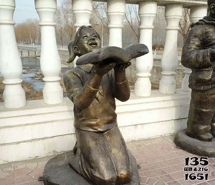 書雕塑-公園創(chuàng)意不銹鋼仿銅跪著的女孩看書雕塑 書雕塑-公園創(chuàng)意不銹鋼仿銅跪著的女孩看書雕塑高清圖片