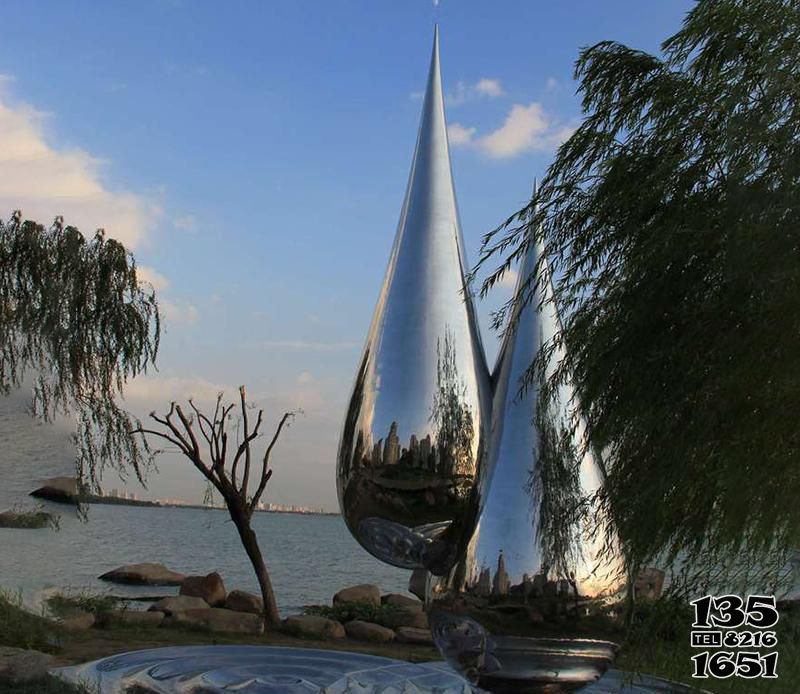水滴雕塑-海邊創意不銹鋼鏡面兩個水滴雕塑 水滴雕塑-海邊創意不銹鋼鏡面兩個水滴雕塑高清圖片