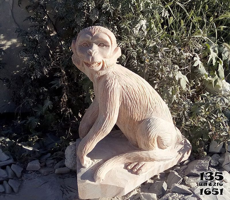 猴子雕塑-公園擺放的黃花石石雕卡通猴子雕塑 猴子雕塑-公園擺放的黃花石石雕卡通猴子雕塑高清圖片