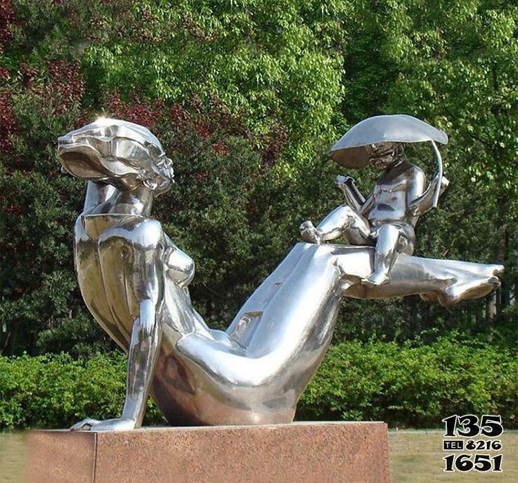 母子雕塑-景區不銹鋼坐在媽媽腿上的母子雕塑 母子雕塑-景區不銹鋼坐在媽媽腿上的母子雕塑高清圖片