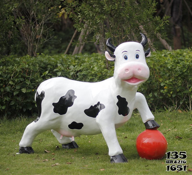 牛雕塑-動物園一只大號踩球的玻璃鋼牛雕塑 牛雕塑-動物園一只大號踩球的玻璃鋼牛雕塑高清圖片