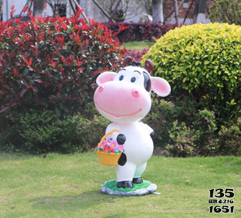 牛雕塑-公園一只提花籃的玻璃鋼牛雕塑 牛雕塑-公園一只提花籃的玻璃鋼牛雕塑高清圖片