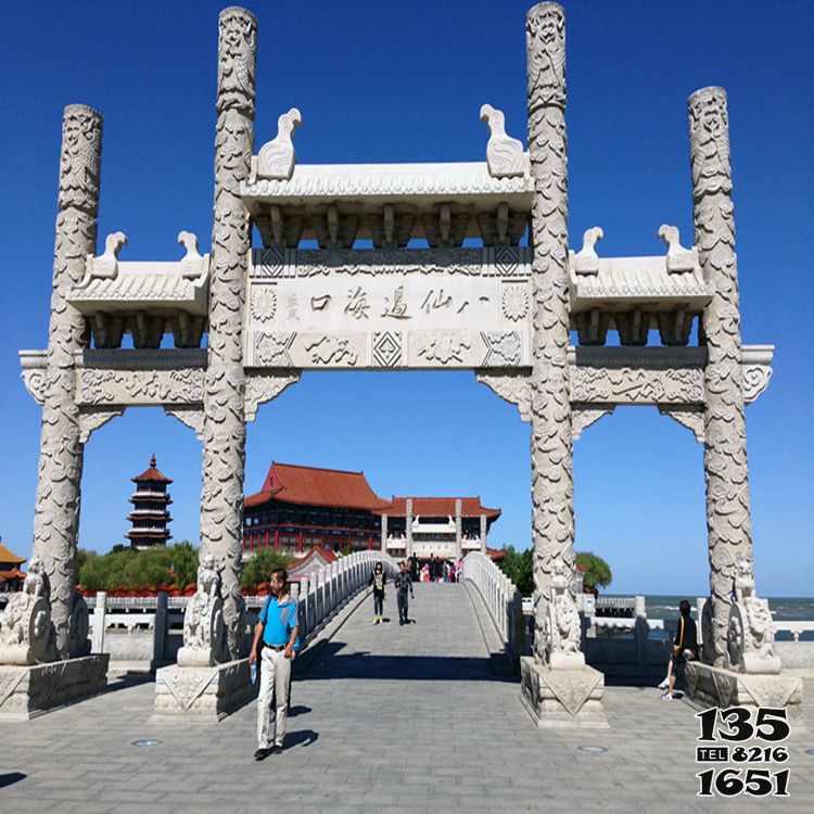 牌坊雕塑-景區(qū)入口擺放無(wú)樓三門石柱浮雕牌坊 牌坊雕塑-景區(qū)入口擺放無(wú)樓三門石柱浮雕牌坊高清圖片