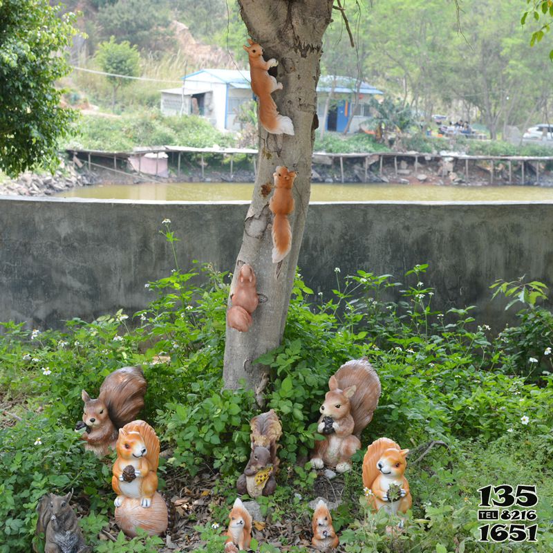 松鼠雕塑-園林一群爬樹和吃松子的玻璃鋼松鼠雕塑 松鼠雕塑-園林一群爬樹和吃松子的玻璃鋼松鼠雕塑高清圖片
