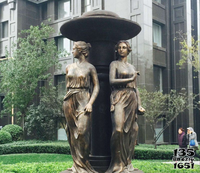 女人雕塑-景區街道創意銅雕站在涼亭下的女人雕塑 女人雕塑-景區街道創意銅雕站在涼亭下的女人雕塑高清圖片