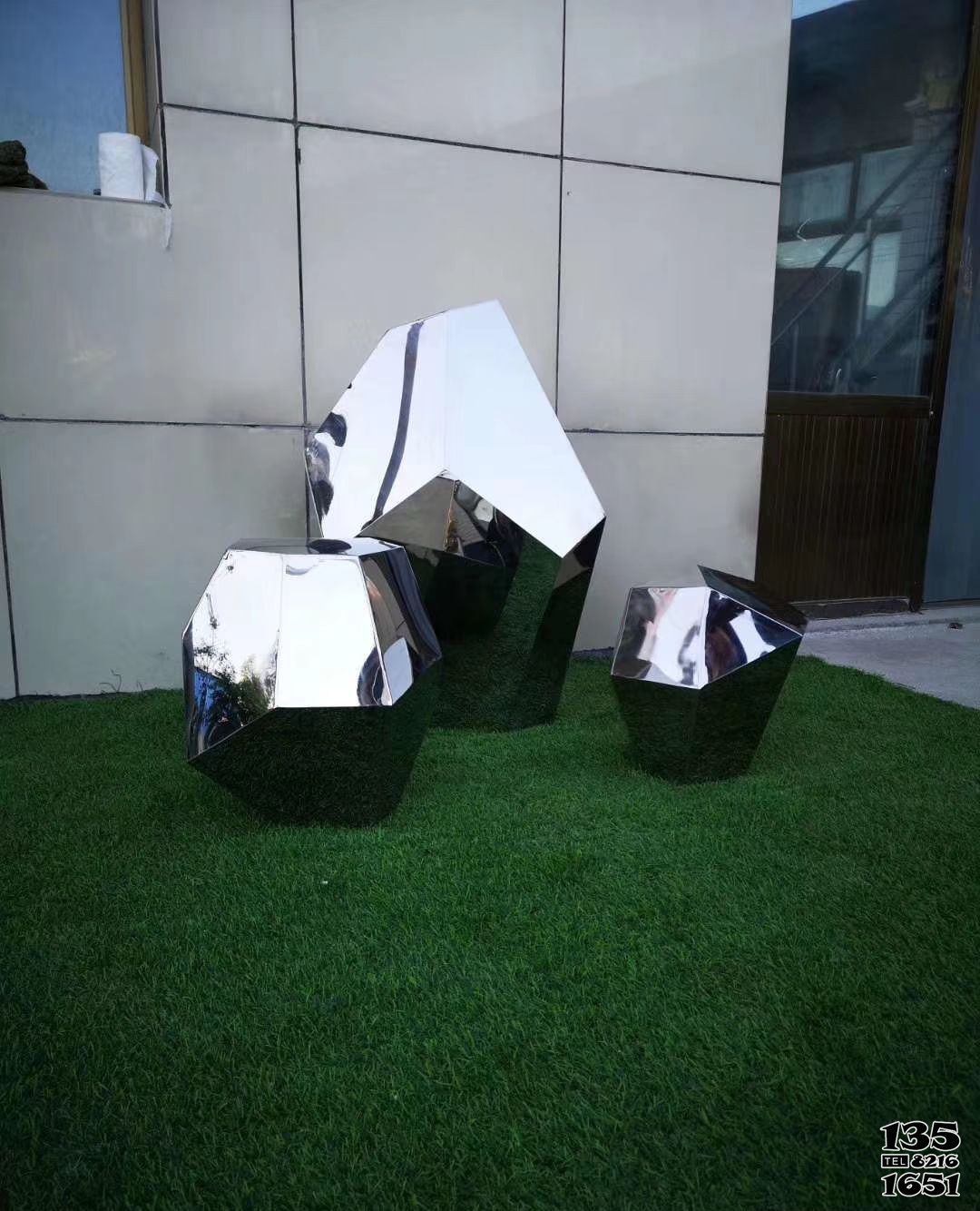 石頭雕塑-商廈三個大小不一的不銹鋼鏡面石頭雕塑 石頭雕塑-商廈三個大小不一的不銹鋼鏡面石頭雕塑高清圖片