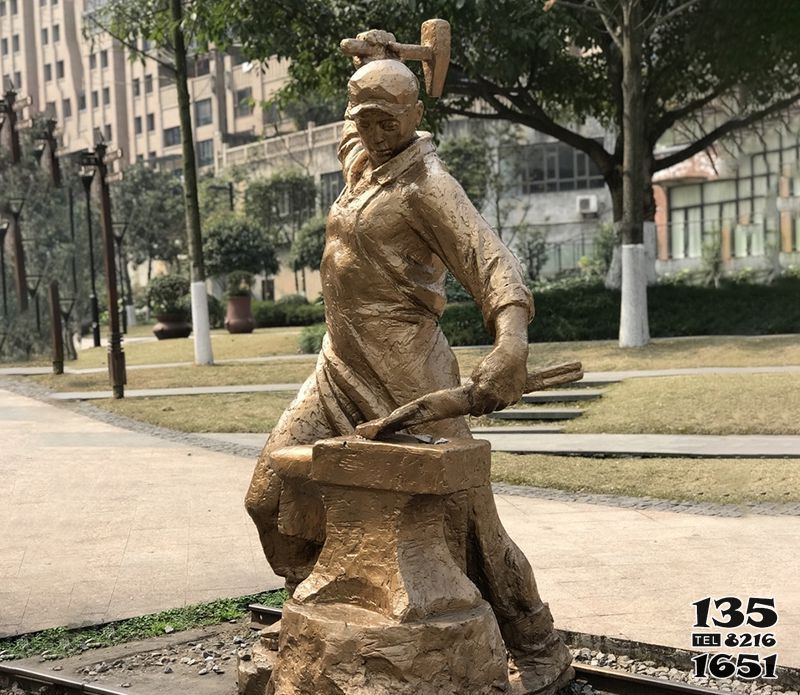 工人雕塑-街道黃銅打鐵的工人雕塑 工人雕塑-街道黃銅打鐵的工人雕塑高清圖片