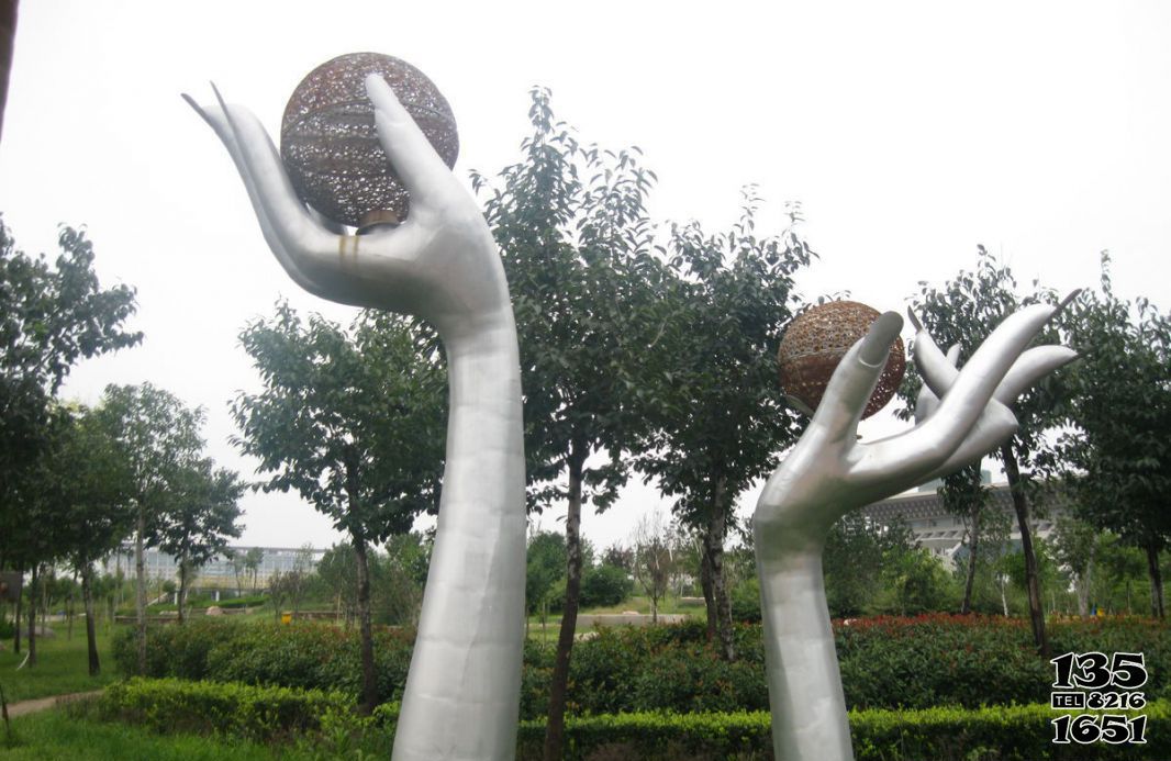鏤空球雕塑-園林景觀(guān)不銹鋼手中的鏤空球雕塑 鏤空球雕塑-園林景觀(guān)不銹鋼手中的鏤空球雕塑高清圖片