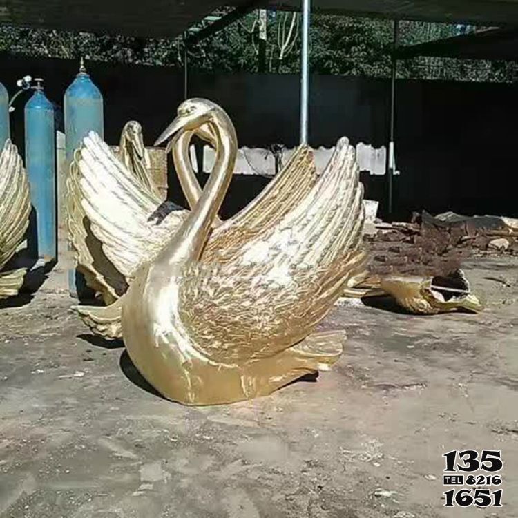 天鵝雕塑-學校廣場銅鑄噴金烤漆天鵝雕塑 天鵝雕塑-學校廣場銅鑄噴金烤漆天鵝雕塑高清圖片