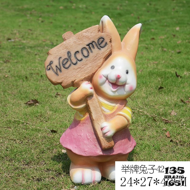 兔子雕塑-公園一只舉牌子的樹脂兔子雕塑 兔子雕塑-公園一只舉牌子的樹脂兔子雕塑高清圖片