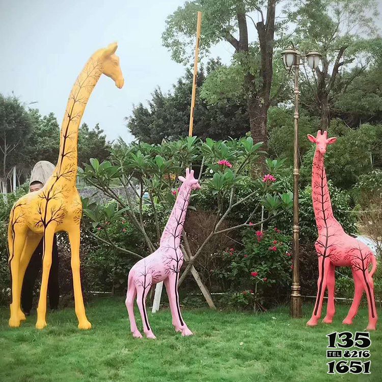 長(zhǎng)頸鹿雕塑-戶(hù)外公園彩繪玻璃鋼一家三口長(zhǎng)頸鹿雕塑 長(zhǎng)頸鹿雕塑-戶(hù)外公園彩繪玻璃鋼一家三口長(zhǎng)頸鹿雕塑高清圖片