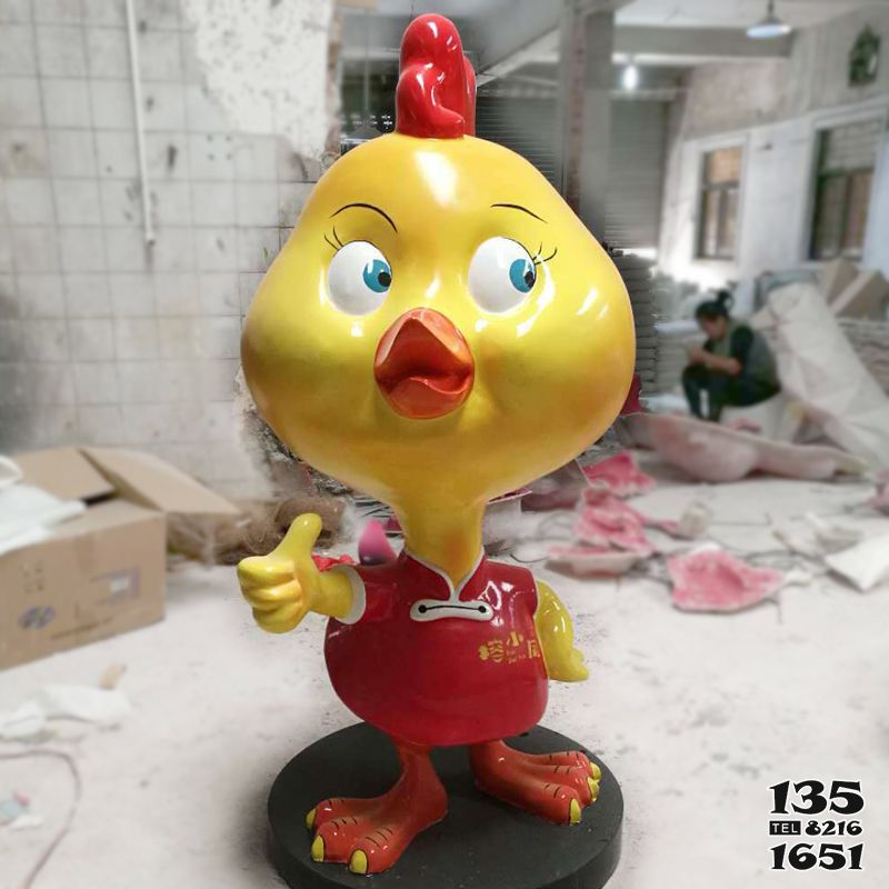 雞雕塑-公園街道邊擺放豎著大拇指的玻璃鋼卡通雞雕塑 雞雕塑-公園街道邊擺放豎著大拇指的玻璃鋼卡通雞雕塑高清圖片