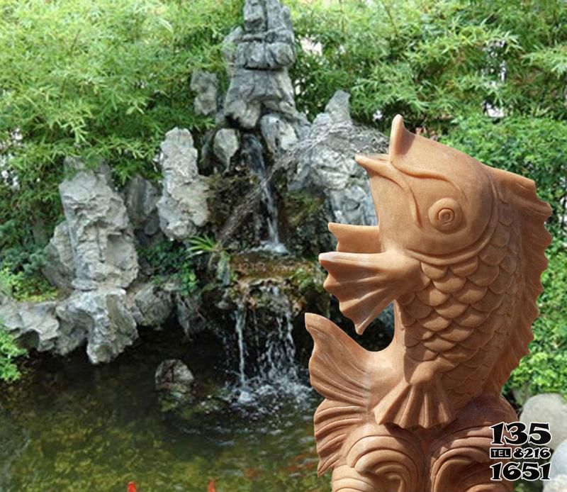 鯉魚雕塑-公園里擺放的黃蠟石石雕創意鯉魚雕塑 鯉魚雕塑-公園里擺放的黃蠟石石雕創意鯉魚雕塑高清圖片