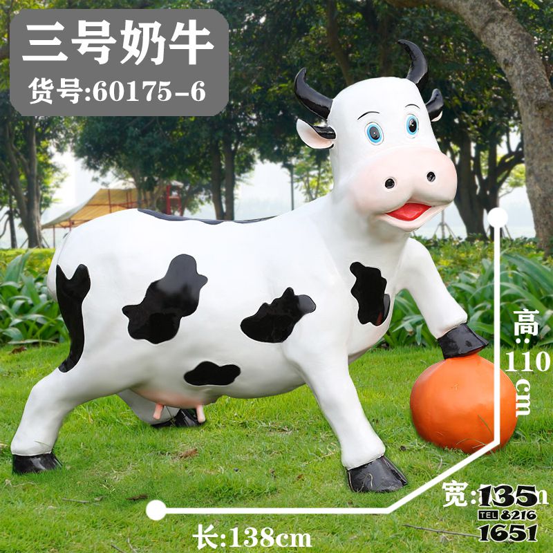 牛雕塑-草坪一只在踢球的玻璃鋼牛雕塑 牛雕塑-草坪一只在踢球的玻璃鋼牛雕塑高清圖片