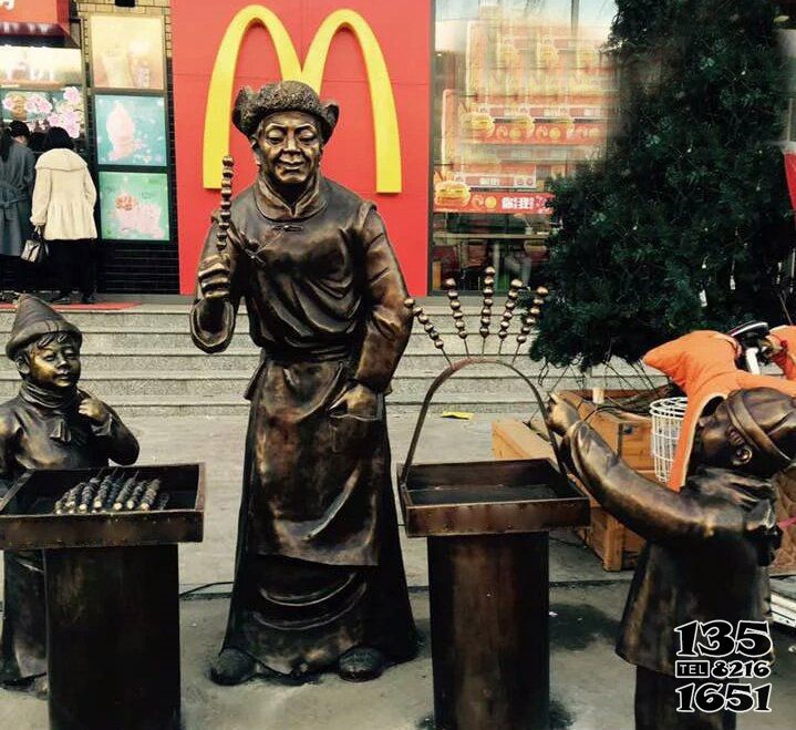 糖葫蘆雕塑-商店步行街賣(mài)糖葫蘆的人物銅雕 糖葫蘆雕塑-商店步行街賣(mài)糖葫蘆的人物銅雕高清圖片