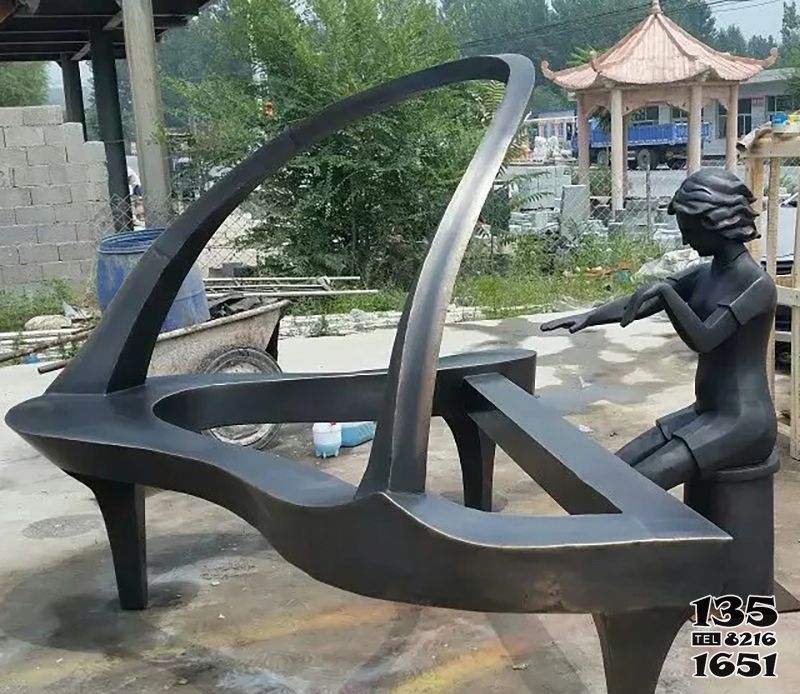 鋼琴雕塑-城市花園一位彈鋼琴的不銹鋼鋼琴雕塑 鋼琴雕塑-城市花園一位彈鋼琴的不銹鋼鋼琴雕塑高清圖片