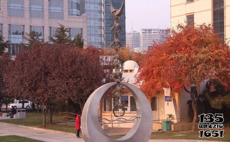 猴子雕塑公園擺放的猴子撈月的玻璃鋼創意猴子雕塑 猴子雕塑公園擺放的猴子撈月的玻璃鋼創意猴子雕塑高清圖片