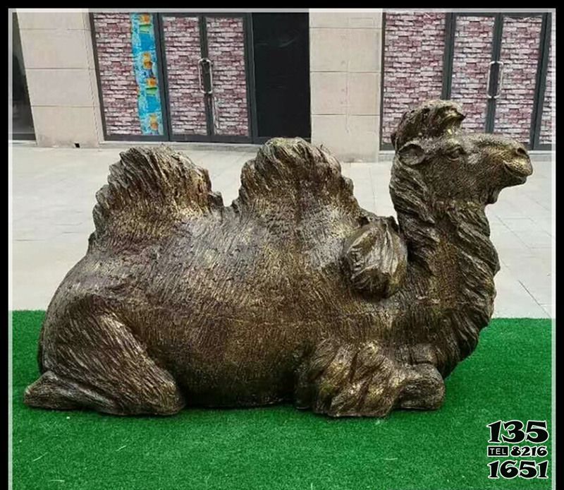 駱駝雕塑-公園里擺放的一只銅色的玻璃鋼噴漆駱駝雕塑