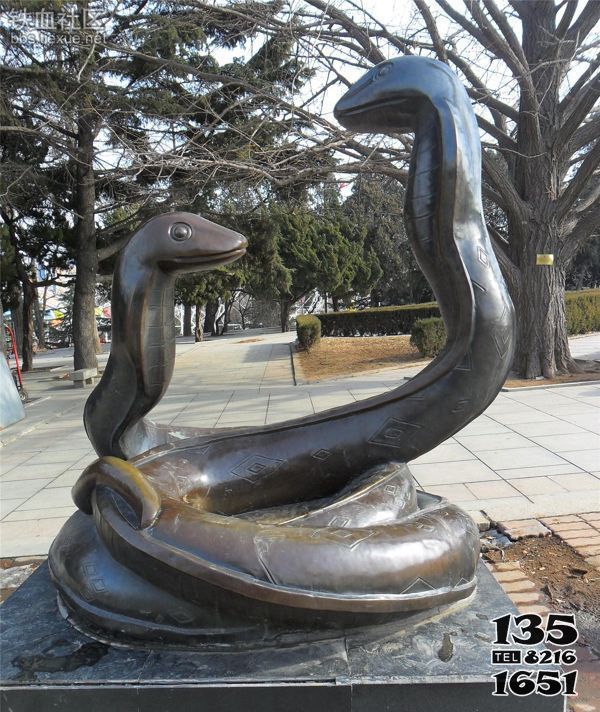 蛇雕塑-公園里擺放的兩只相對的玻璃鋼噴漆蛇雕塑 蛇雕塑-公園里擺放的兩只相對的玻璃鋼噴漆蛇雕塑高清圖片