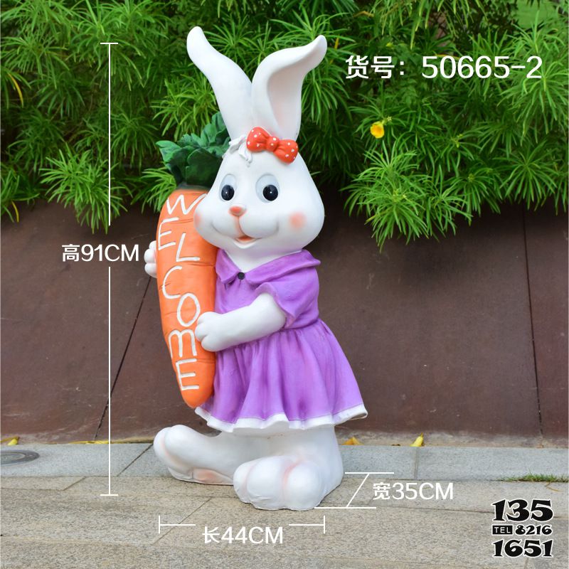 兔子雕塑-幼兒園擺放一只玻璃鋼彩繪兔子雕塑 兔子雕塑-幼兒園擺放一只玻璃鋼彩繪兔子雕塑高清圖片