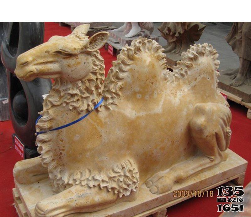 駱駝雕塑-街道邊擺放的黃色的玻璃鋼創意駱駝雕塑 駱駝雕塑-街道邊擺放的黃色的玻璃鋼創意駱駝雕塑高清圖片