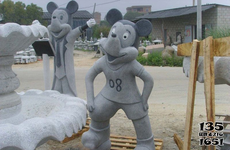 米老鼠雕塑-公園兩只晨練的石雕米老鼠雕塑高清圖片