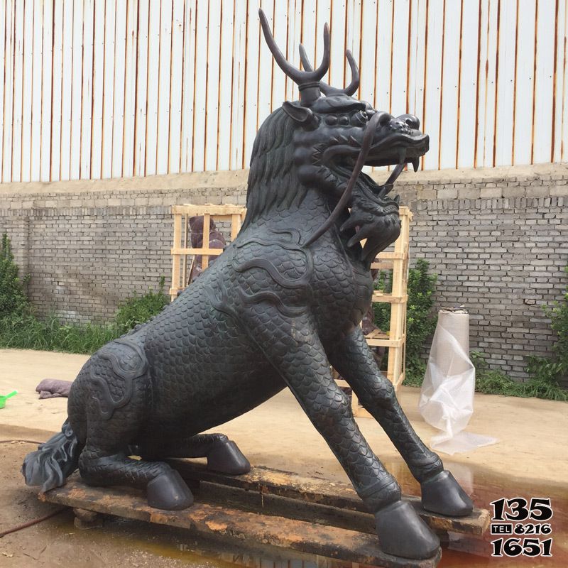 麒麟雕塑-庭院大型景觀玻璃鋼仿銅坐著的神獸麒麟雕塑 麒麟雕塑-庭院大型景觀玻璃鋼仿銅坐著的神獸麒麟雕塑高清圖片