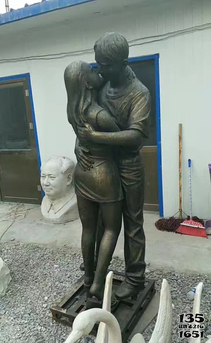 情侶雕塑-景區銅雕擁抱親吻的情侶銅雕 情侶雕塑-景區銅雕擁抱親吻的情侶銅雕高清圖片